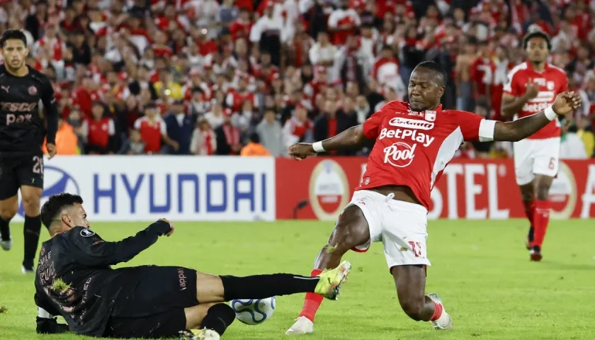 Hugo Rodallega, autor del segundo gol de Santa Fe, disputa la pelota con Ignacio Vázquez, de Platense.