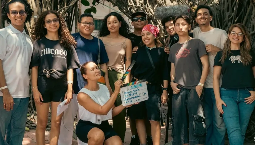 Liannys Badillo, guionista y directora del cortometraje junto al equipo de trabajo. 