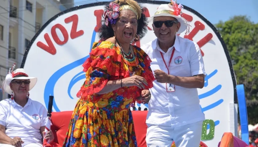 La folclorista Totó 'La Momposina' junto al pedagogo Julio Adán Hernández.