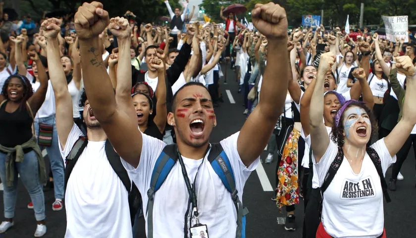 Colombianos se alistan para una jornada de votación. 