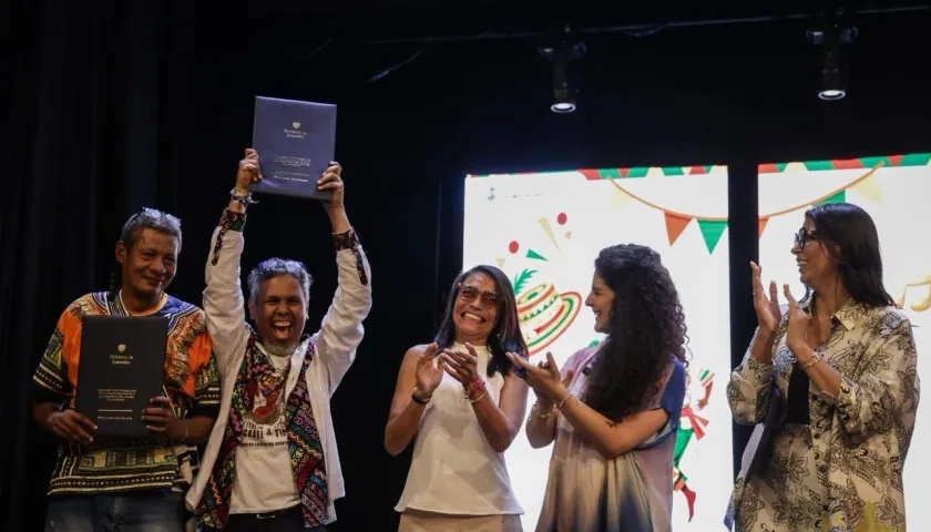Representantes de la comunidades recibiendo la resolución. 