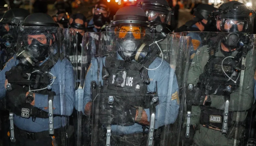 Los aledaños del centro de detención de inmigrantes Delaney Hall en Newark, Nueva Jersey, vivieron el sábado una tensa jornada.