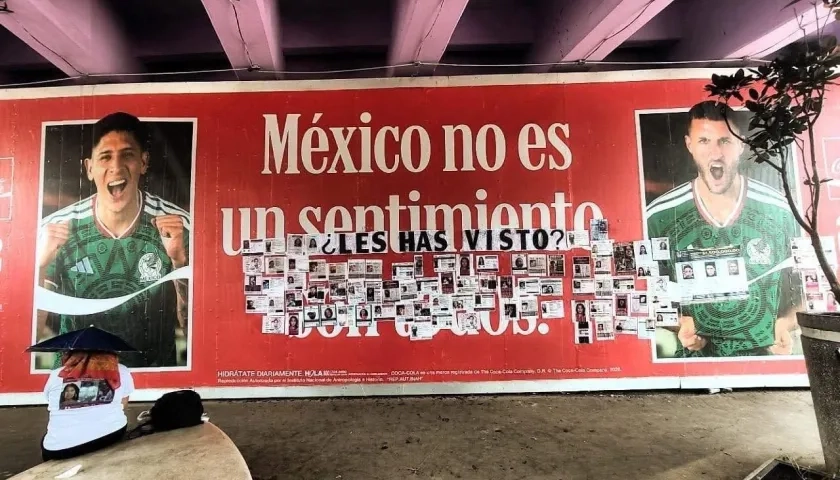 Familias de desaparecidos en México pegan fichas de búsqueda en el Estadio inaugural del Mundial.