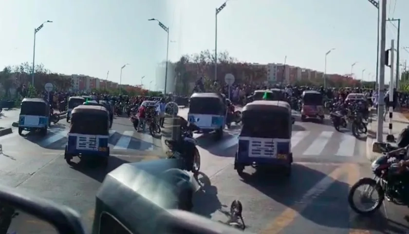 El motocarrista quedó muerto en plena avenida El Platanal. 
