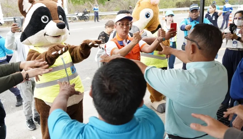 Actividad pedagógica de la ANSV en el peaje de Puerto Colombia, en Atlántico.