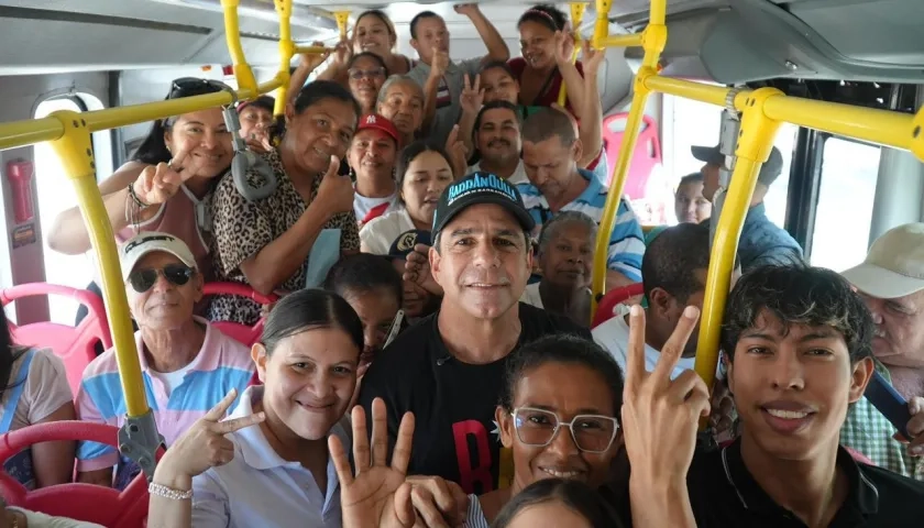 El alcalde Alejandro Char con la ciudadanía en un articulado de Transmetro. 