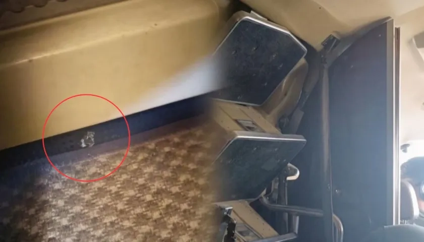 Lugar donde impactó uno de los proyectiles de fusil dentro del avión. 