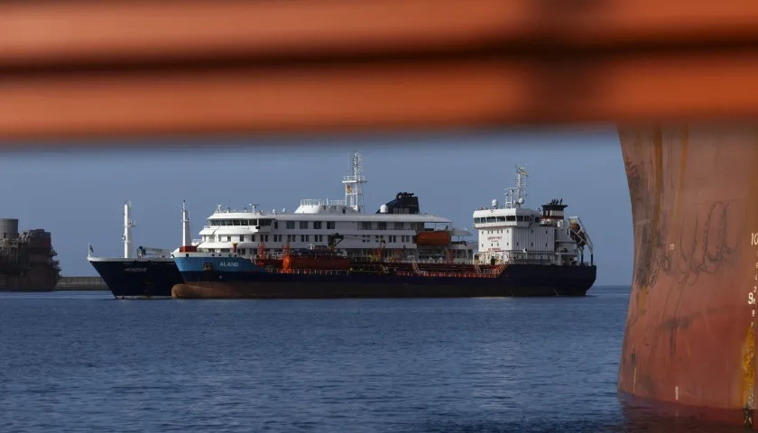 Un barco de abastecimiento proporciona combustible al crucero MV Hondius en España. 