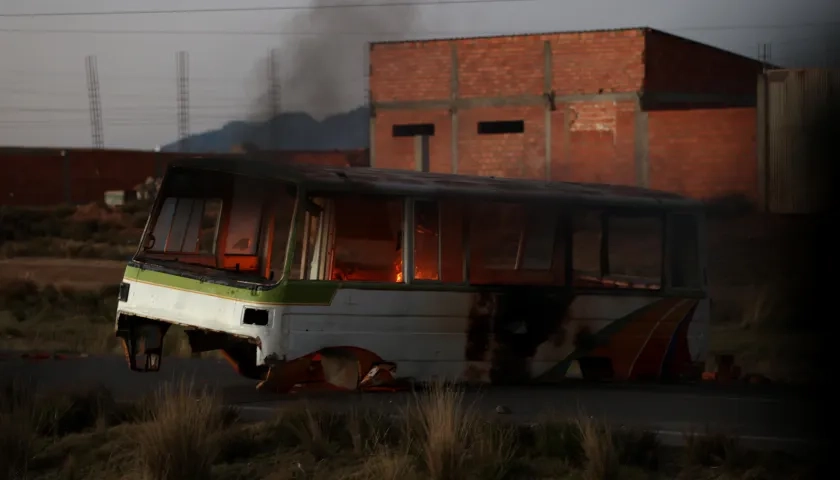 Bus incinerado durante bloqueos en La Paz.