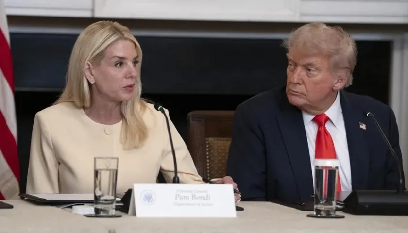 La exfiscal general de Estados Unidos, Pam Bondi, y el presidente Donald Trump.
