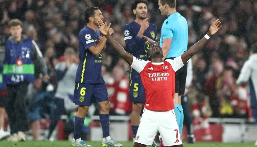 Bukayo Saka celebrando la clasificación de Arsenal.