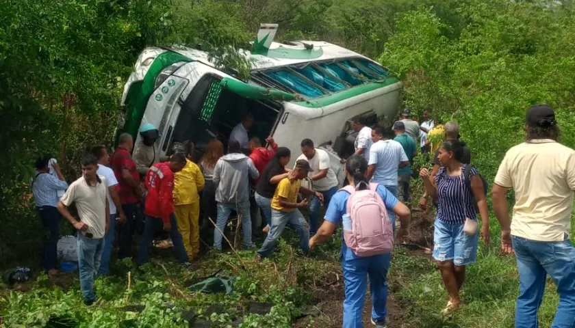 El bus volcado a un lado de la Cordialidad. 