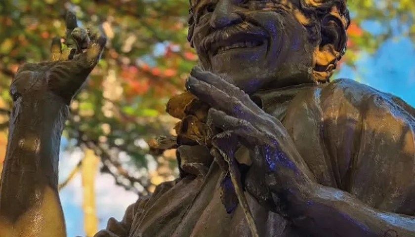 Develan estatua de Gabriel García Márquez en Caracas, Venezuela.