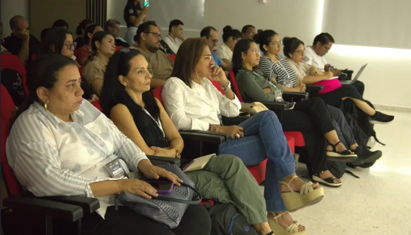 Distrito capacitó a más de 200 personas en el 'Bootcamp IA: Memoria y Preservación Digital'