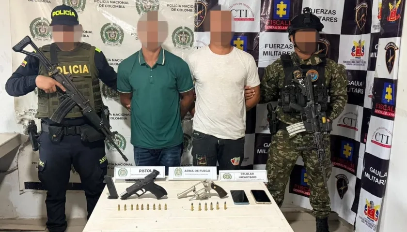Los dos capturados en el operativo. 