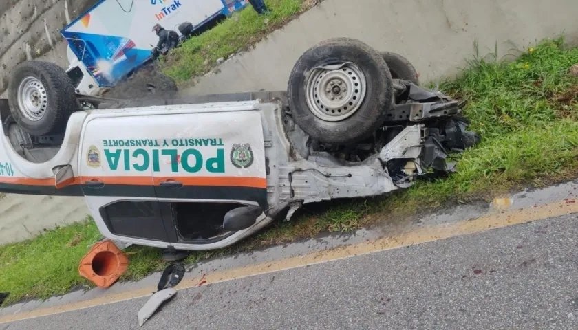 Camioneta de la Policía volcada. 