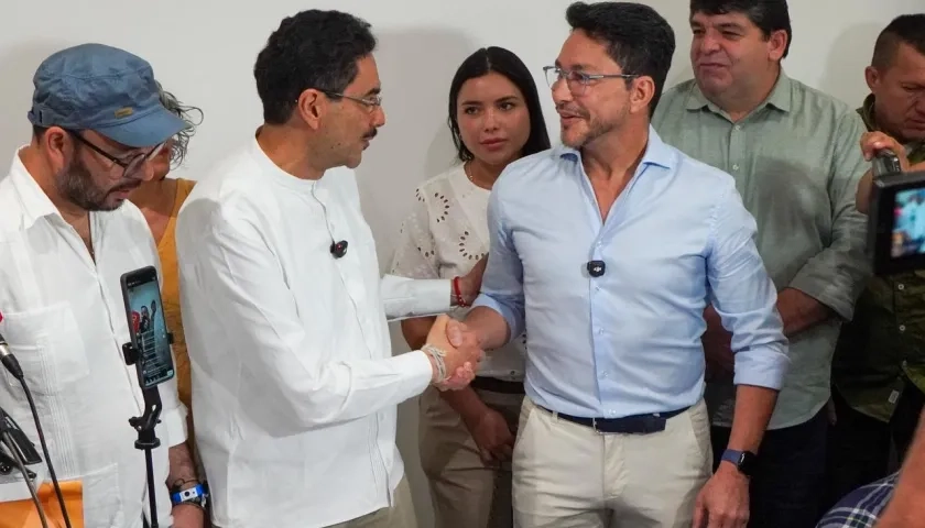 Iván Cepeda en la rueda de prensa con Carlos Caicedo en el norte de Barranquilla.