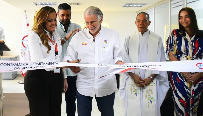 La Contralora Leydy Viviana Mojica Peña y el Gobernador Eduardo Verano, dando al servicio las renovadas oficinas. 
