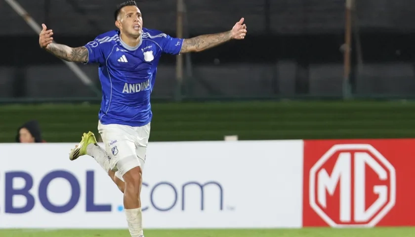 Rodrigo Contreras celebrando uno de los goles de la noche.