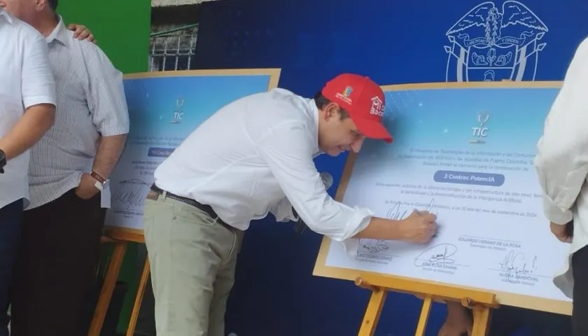 Convenio para los Centro PotencIA en Atlántico firmado por Mauricio Lizcano, quien era ministro de las TIC.