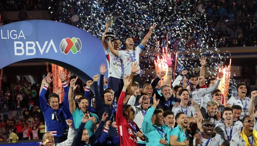 Jugadores de Cruz Azul celebrando el título.
