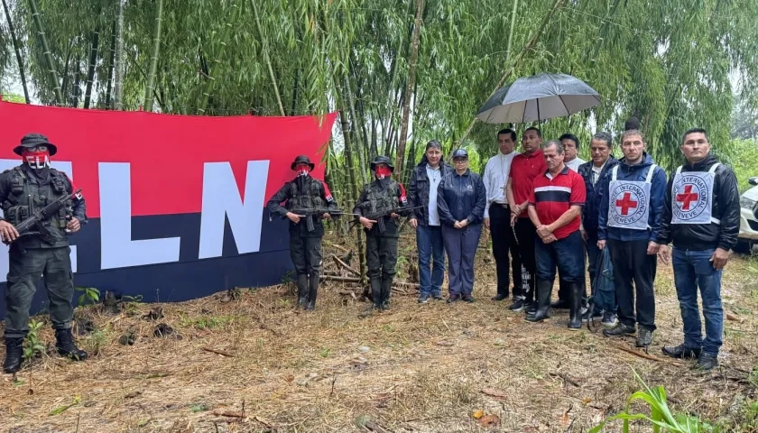 Momento en que la guerrilla entrega el coordinador de campaña a la Cruz Roja. 