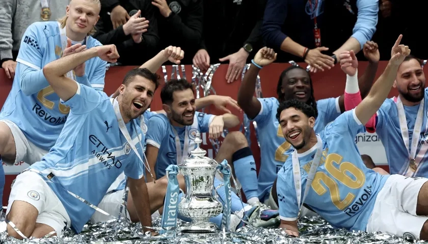 El Manchester City con el título de la FA Cup.