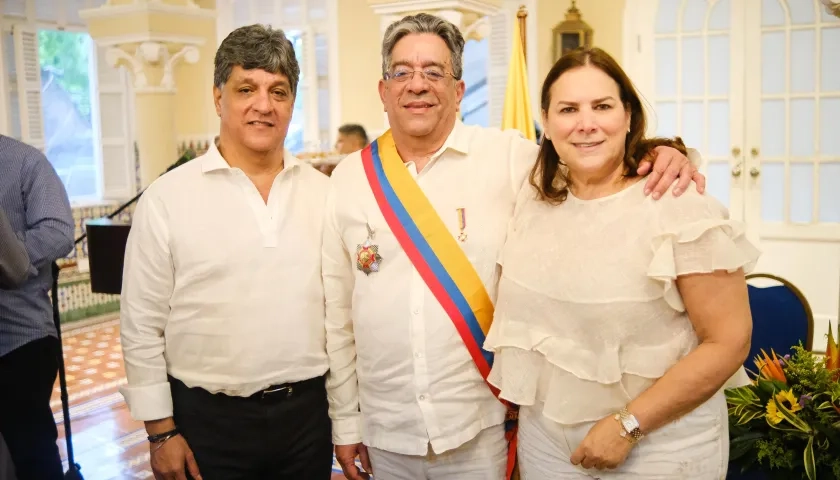 El congresista Dolcey Torres con su hermano Camilo y cuñada Martha Villalba.