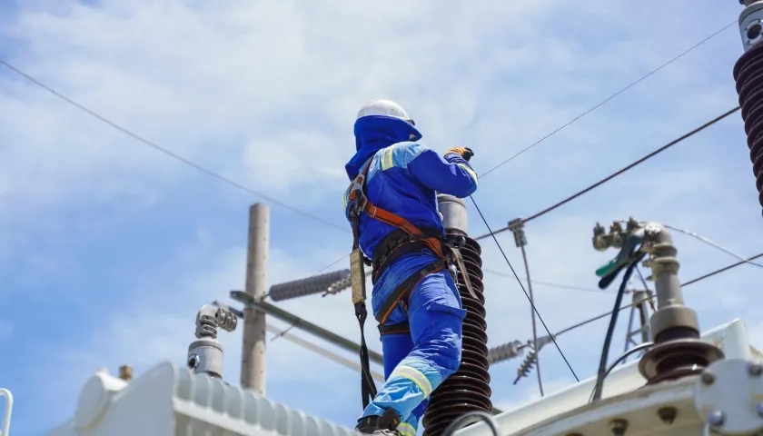 Operario de Air-e en labores de redes eléctricas. 