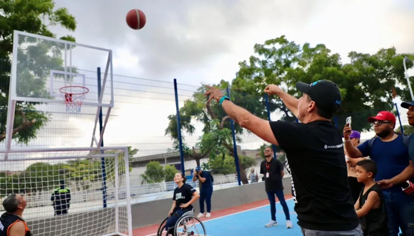 El alcalde Alejandro Char entregando obra de recuperación de un parque en Barranquilla. 