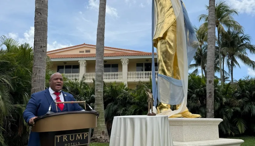 Estatua de Donald Trump.