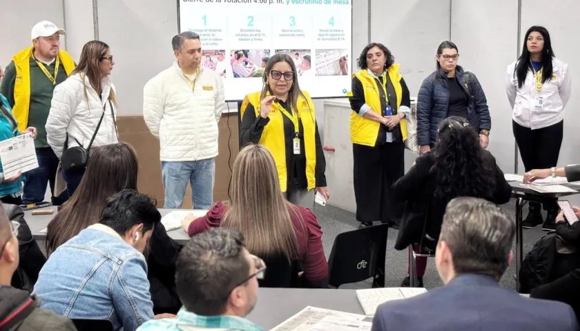 Funcionarios de la Procuraduría haciendo vigilancia.