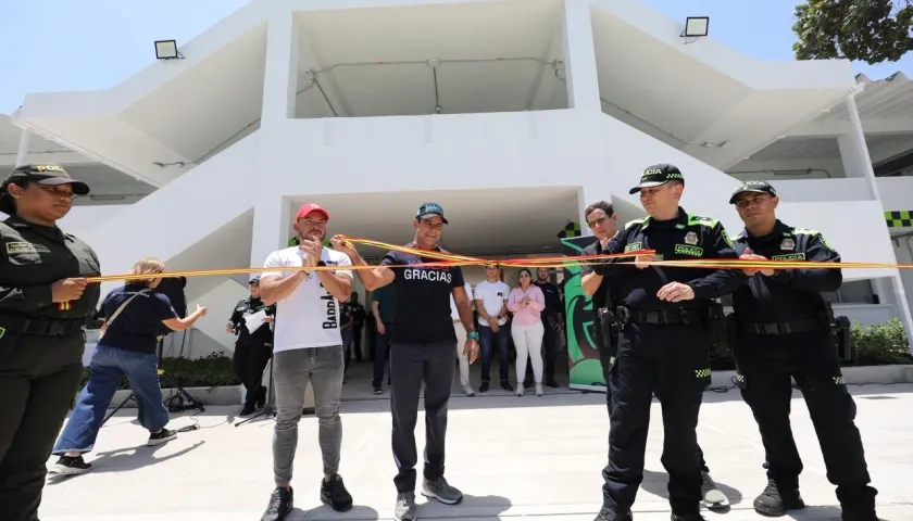Momento de la inauguración de la renovación de la Escuela Antonio Nariño calle 17. 