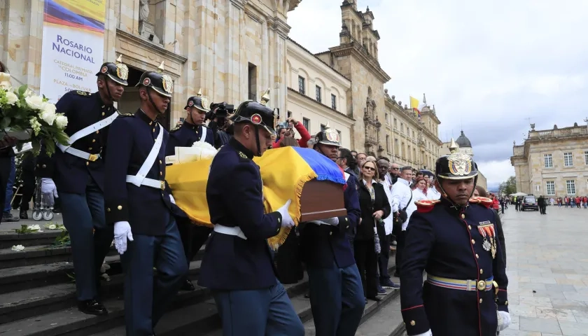 Integrantes del Batallón de la Guardia Presidencia con el féretro.