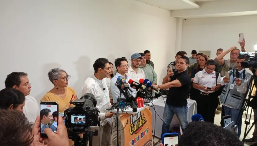 Iván Cepeda en la rueda de prensa con Carlos Caicedo en el norte de Barranquilla.