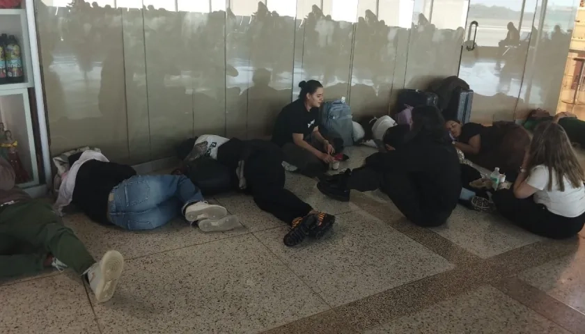 Los pasajeros del avión esperando en el aeropuerto de Caracas. 
