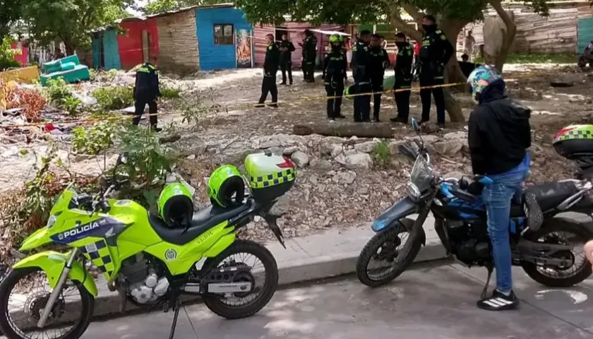 La Policía acordonó el área del hallazgo del cuerpo. 