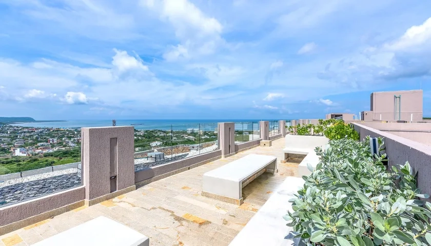 El rooftop de Mirador del Puerto ofrece una vista panorámica hacia el mar. 