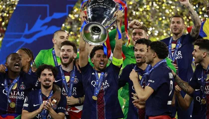 Marquinhos con el trofeo de la Liga de Campeones.