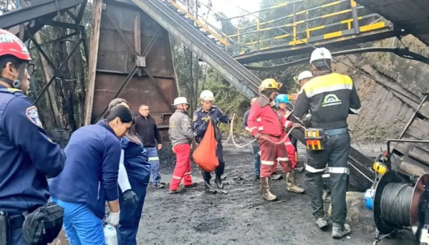 Los organismos de socorro en el lugar de la emergencia. 