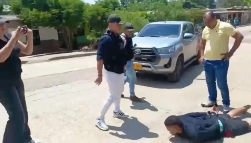 Momento en que el hombre fue capturado por el Gaula de la Policía. 
