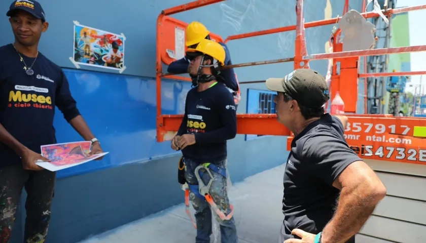 El alcalde Char visitó a los artistas trabajando en el Malecón de Rebolo. 