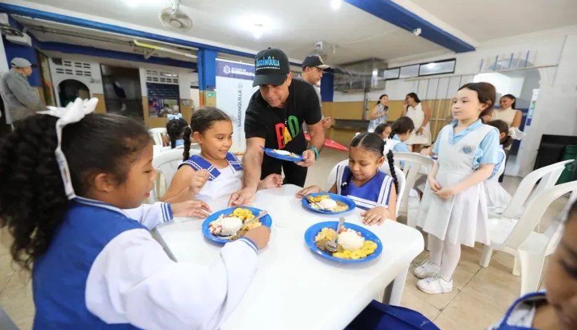 Alcalde Alejandro Char entrega alimentos a estudiantes. 