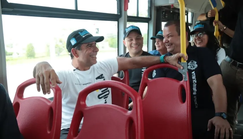 Alcalde Alejandro Char en la entrega de los nuevos buses. 
