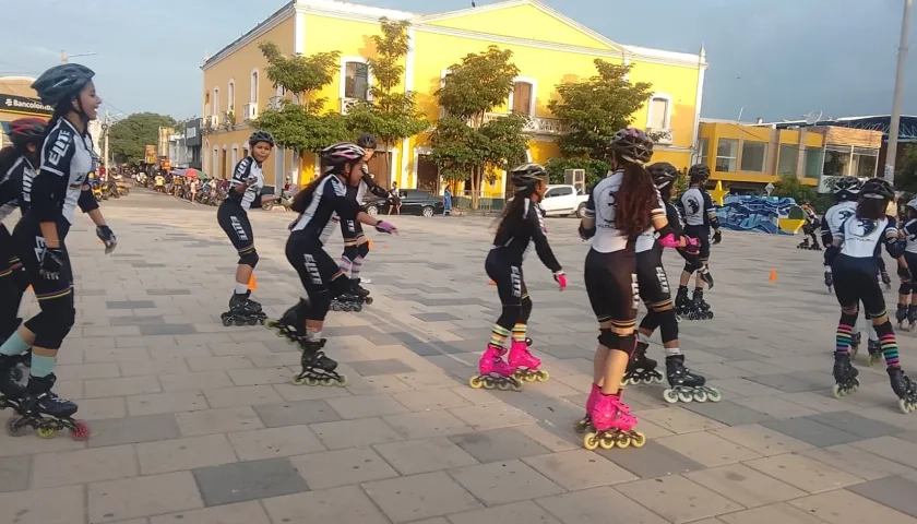 Patinadoras practican en la plaza del municipio.