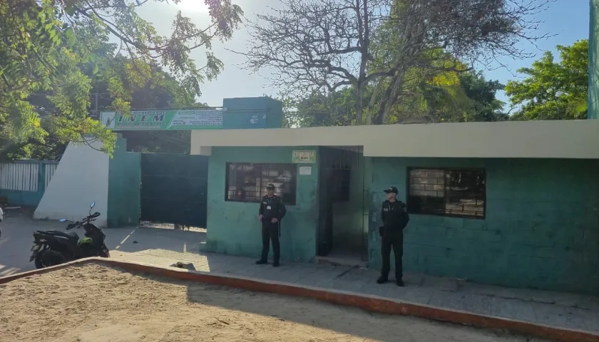 La Policía hace presencia en los colegios.