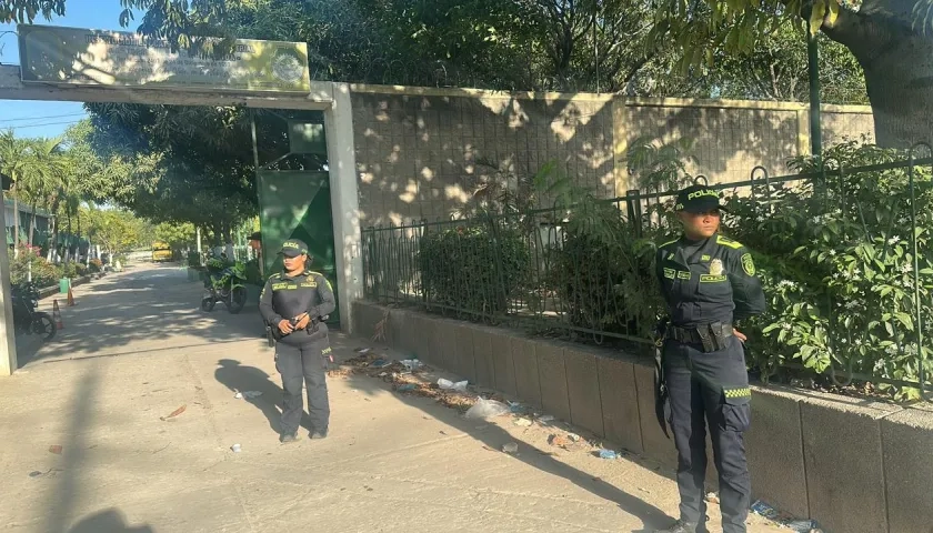 Policías en la entrada del colegio Itida, en Soledad. 