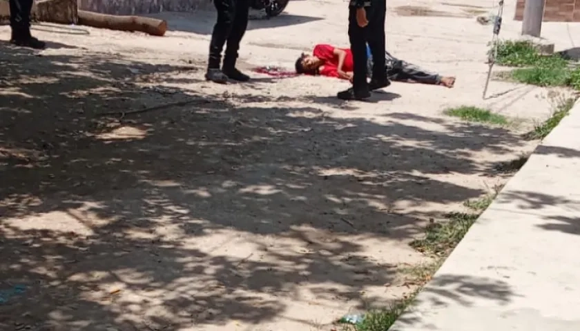 La Policía en el lugar donde quedó el cuerpo de la víctima. 