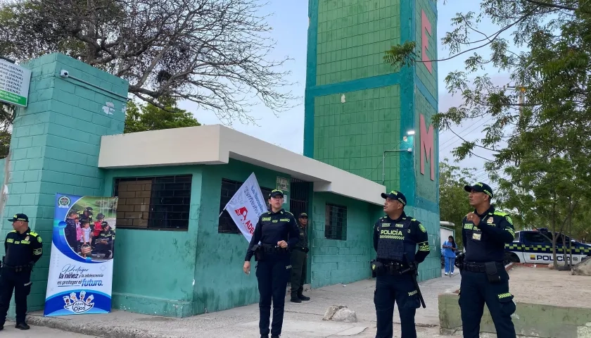 Policías realizando operativos de control en la entrada de colegios de Soledad. 