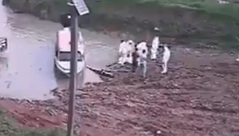 Levantamiento de los cuerpos en zona de combates entre disidencias de las FARC.
